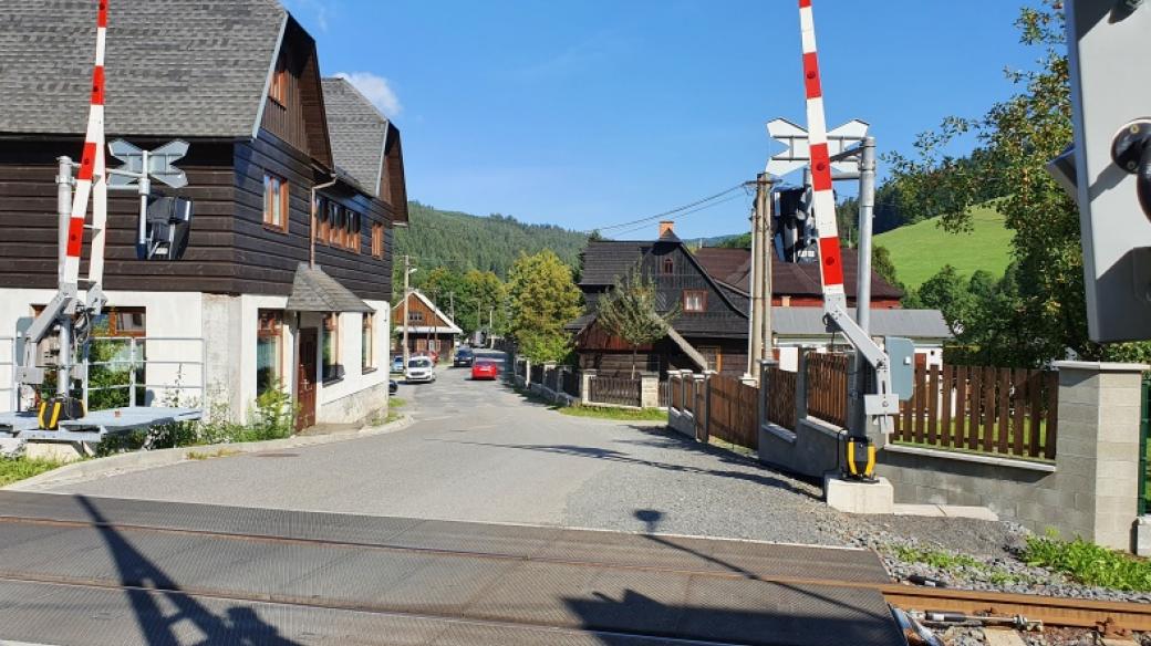 Seriál Doktor Martin - Velké Karlovice jako Protějov (pohled od zastávky Velké Karlovice)