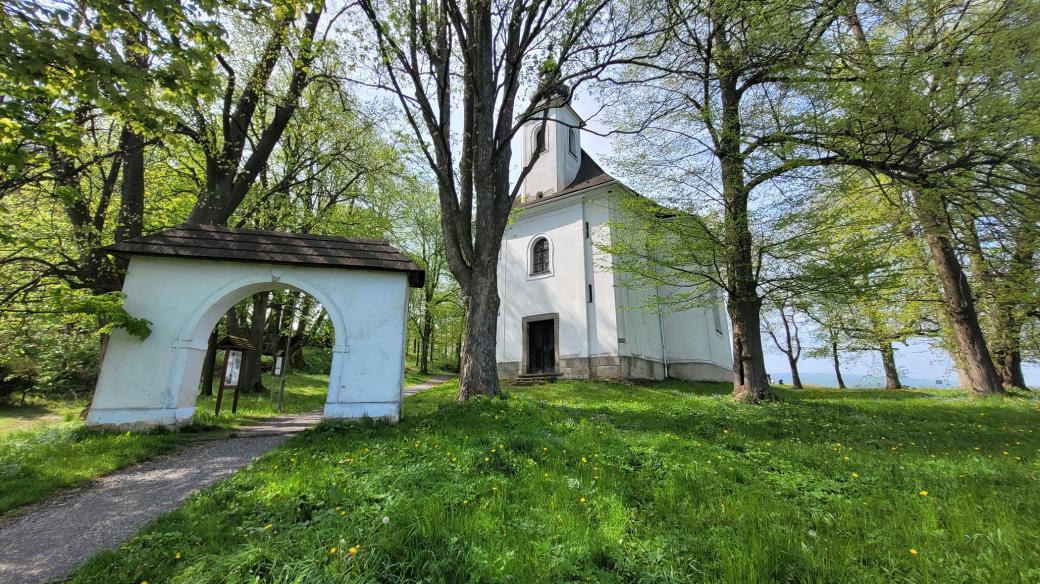 Vstup do areálu kostela a Křížového vrchu