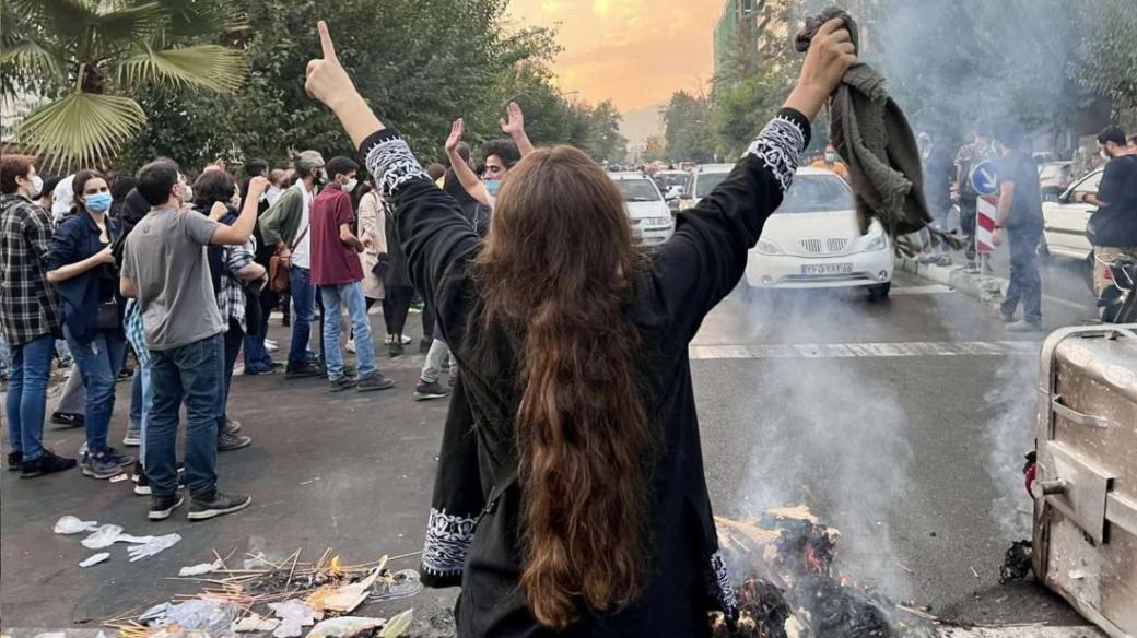 Íránské ženy stojí v první linii protestů a bojují proti represivním složkám (Teherán, Írán)