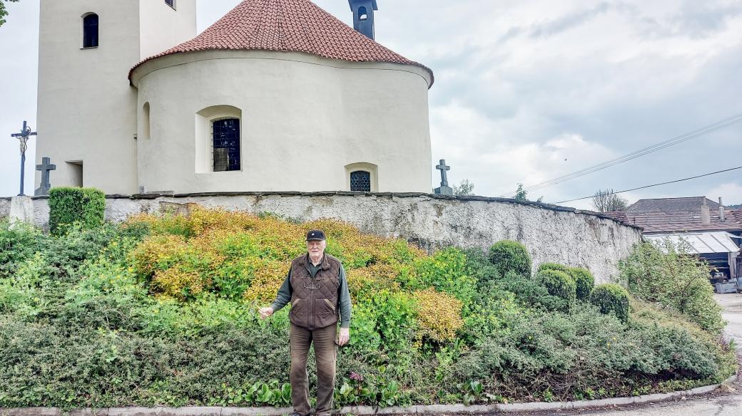 Kostelník Zdeněk Otradovec u kostela sv. Václava v Libouni