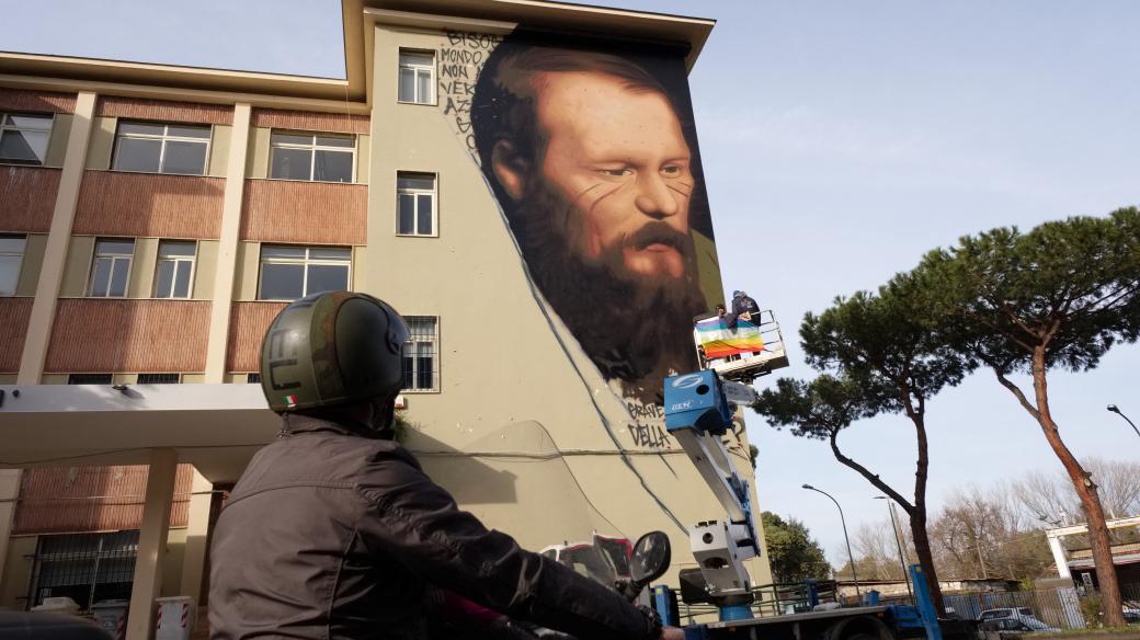 Nástěnná malba zobrazující Fjodora Michajloviče Dostojevského v Neapoli, kterou italský umělec Jorit vytvořil na protest proti cenzuře