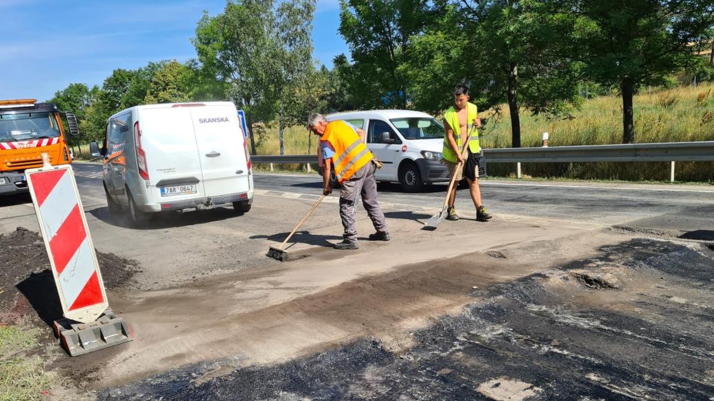 U Velkého Meziříčí silničáři pokládají novou asfaltovou vrstvu