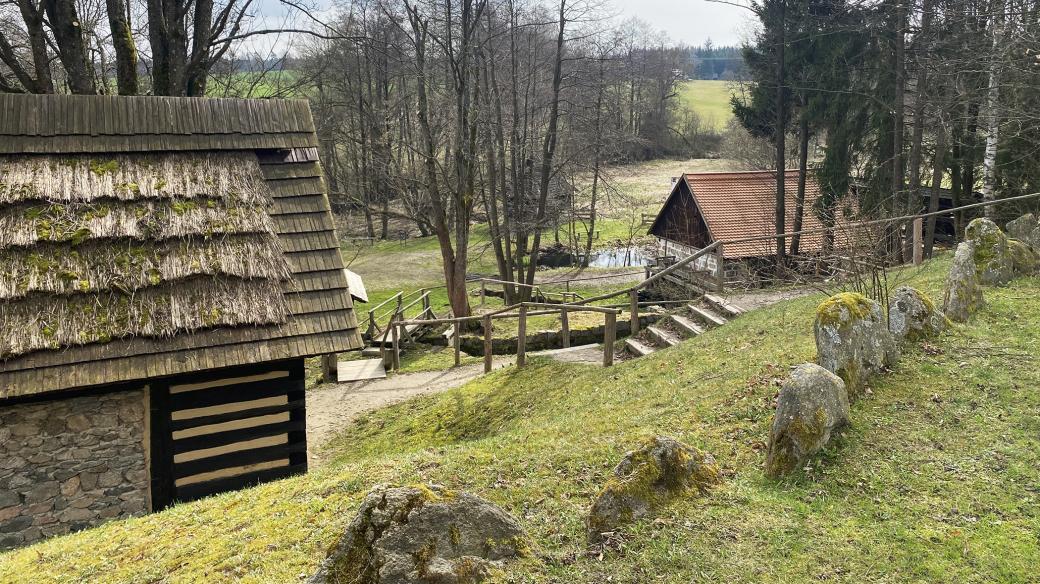 Na dolním konci Veselého kopce je série staveb technických památek