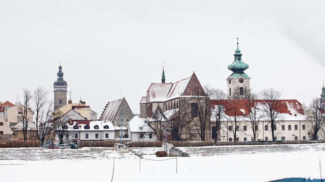 České Budějovice, dominikánský klášter, Bílá věž, Černá věž, nábřeží slepé rameno Malše, Sokolský ostrov, zima, sníh, historické centrum