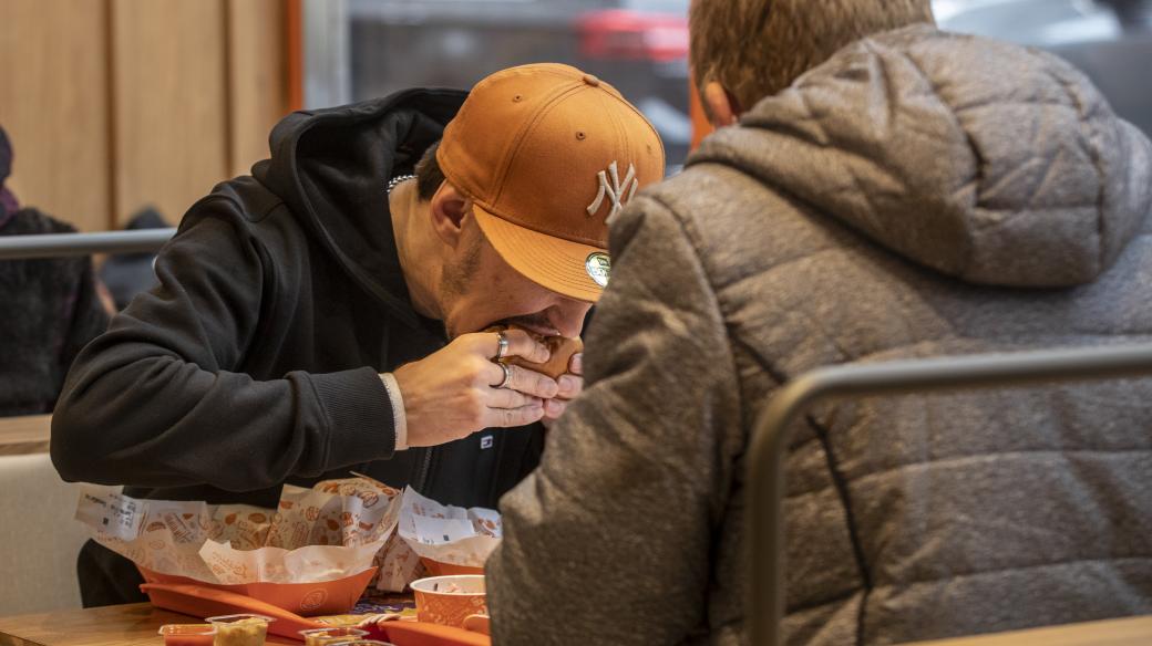 Lidé v nově otevřené pobočce fast foodu Popeyes v Praze