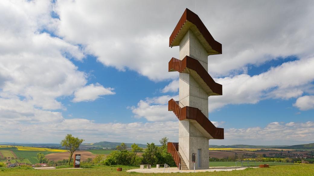 Symbolika spojení tří obcí je skryta ve tvaru rozhledny a i výška a počet schodů je dělitelný třemi