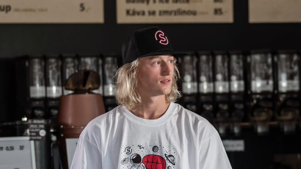 Vilém Jakeš je devatenáctiletý skateboardista, člen reprezentace ve skateboardingu, mistr republiky do 23 let ze Skate klubu Moravia Polešovice