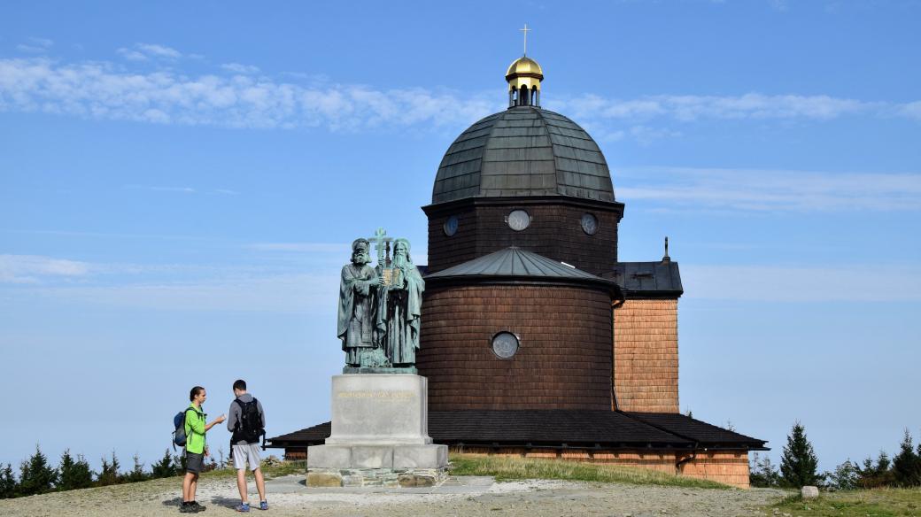 Kaple sv. Cyrila a Metoděje na Radhošti je oblíbeným cílem turistů