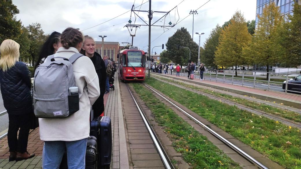 Tramvajová zastávka Hlavní nádraží je do 16. listopadu mimo provoz, cestující tak musí využívat zastávku Kosmonautů