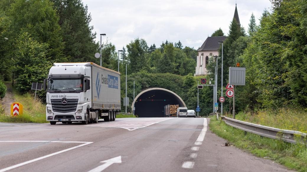 Kamion u tunel Hřebeč, silnice I/35