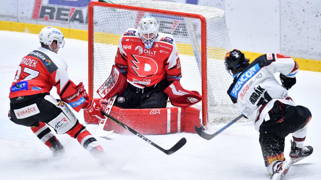 Michal Hrádek se snaží zabránit střele na pardubického brankáře