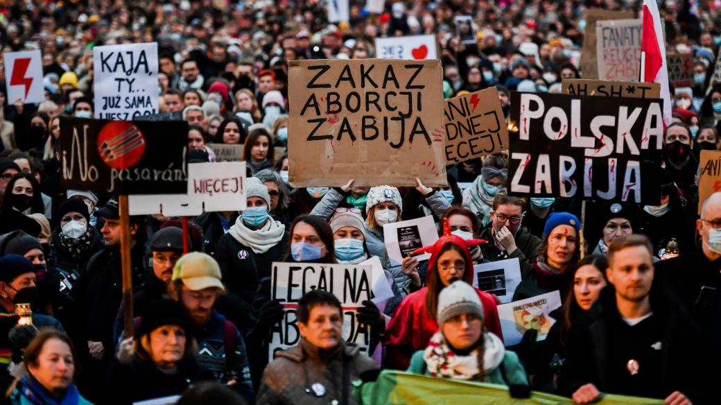 Protesty v polském městě Krakov proti smrti Izabely, která v důsledku protipotratovému zákonu zemřela na sepsi