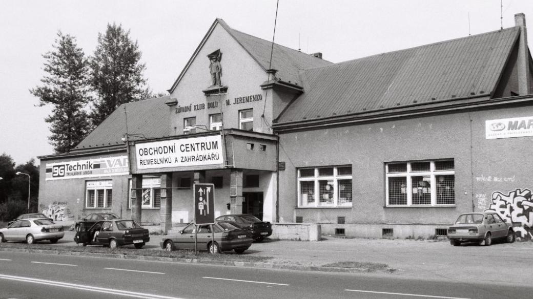 Závodní klub dolu M. Jeremenko se v průběhu let změnil v obchodní centrum. Foto z roku 1999