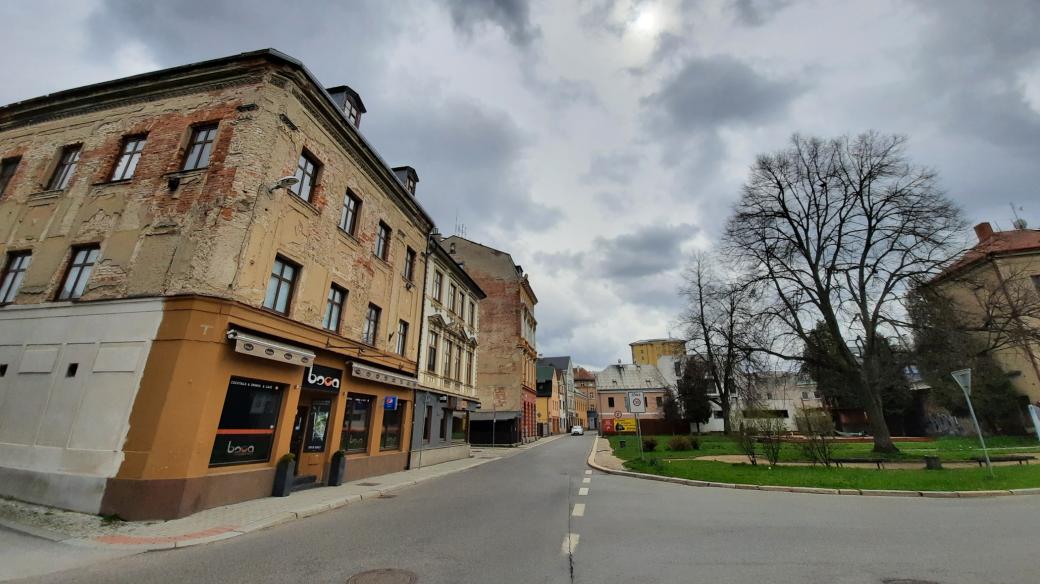 Část Široké ulice v okolí Papírového náměstí v Liberci