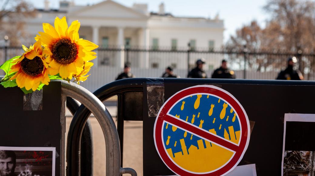 Pieta za oběti války na Ukrajině před Bílým domem ve Washingtonu (13. března 2022)