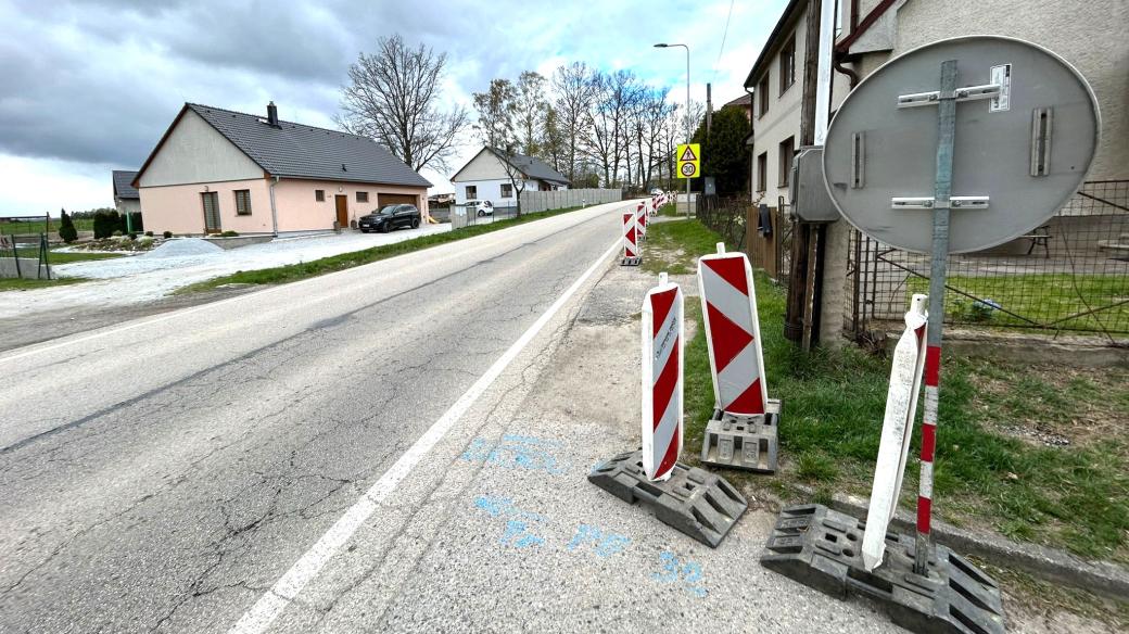 V Otěvěku, místní části Trhových Svinů, začnou stavaři budovat nový chodník