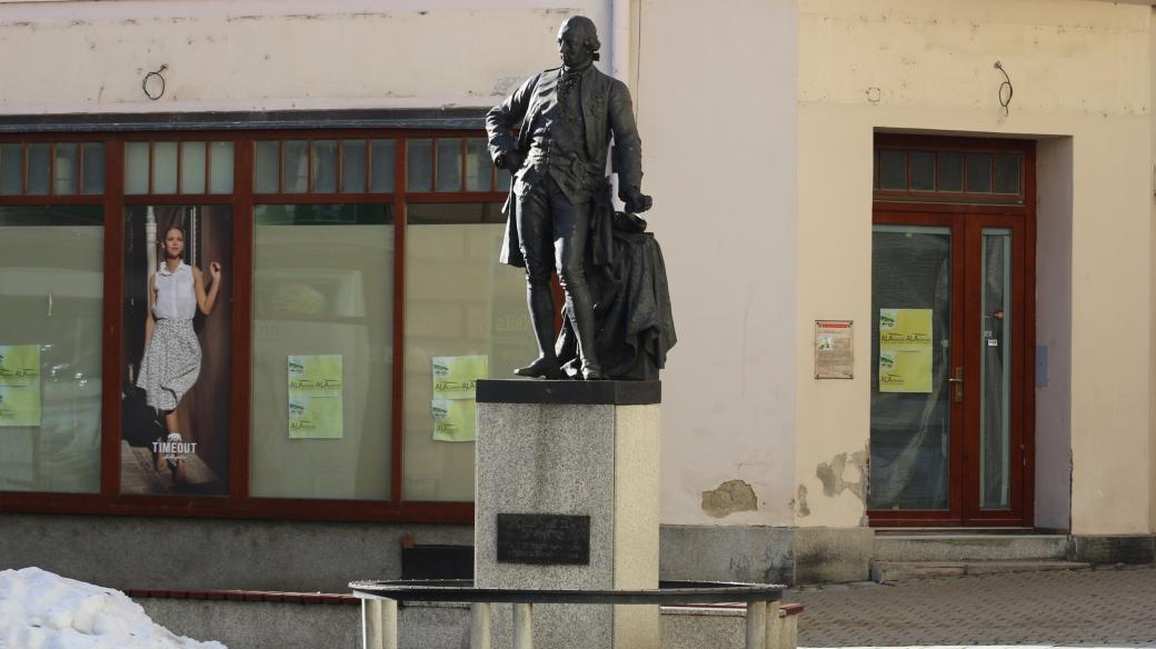 Socha Josefa II. stojí na šumperské promenádě