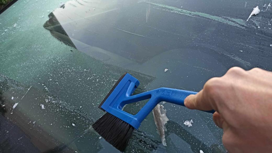 Námraza na čelním skle automobilu