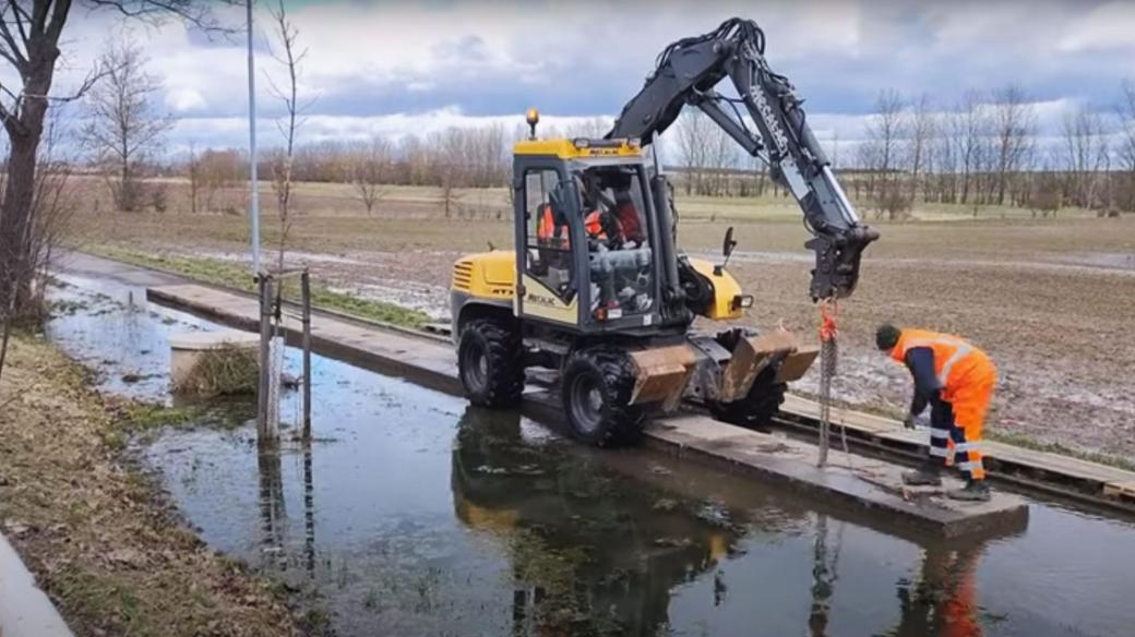 Cyklostezku mezi Rusekem a Pileticemi na okraji Hradce Králové opakovaně zaplavuje voda