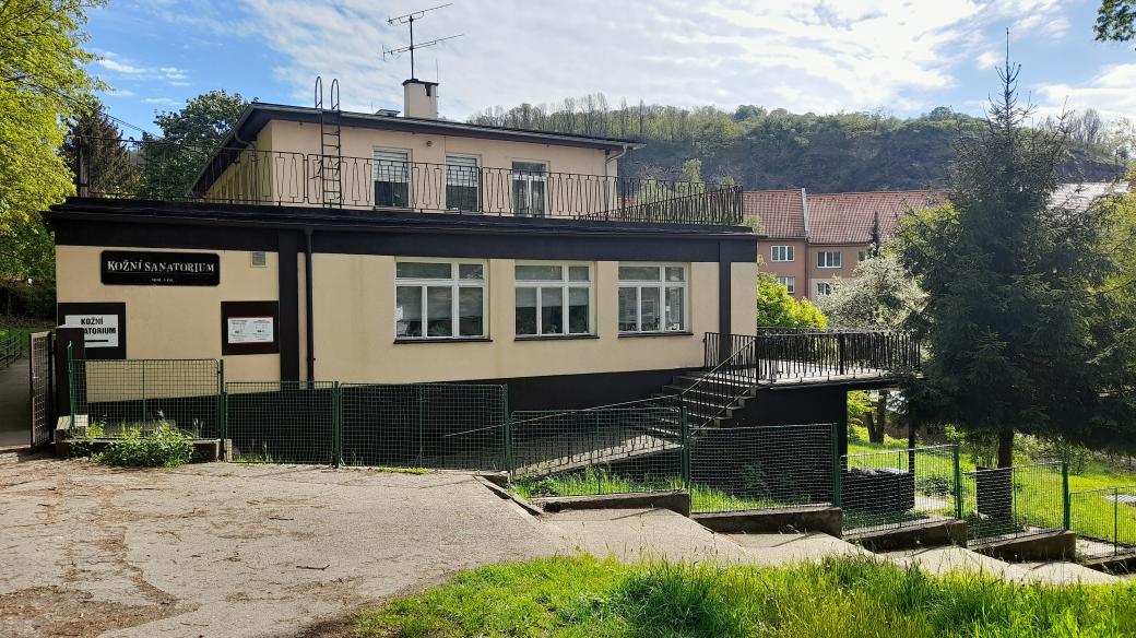 Kožní sanatorium ve Velké Hradební, ve které sídlí i DRUG-OUT Klub