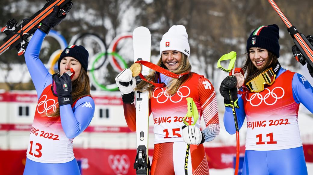 Z medailí v olympijském sjezdu se radují (zleva) Italka Soffia Goggiaová (stříbro), Švýcarka Corinne Suterová (zlato) a Italka Nadia Delagová (bronz)