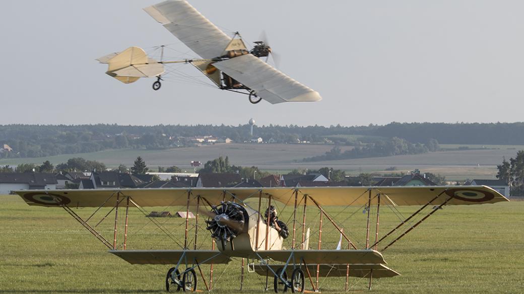 Na zemi Caudron G3, ve vzduchu letoun Grade