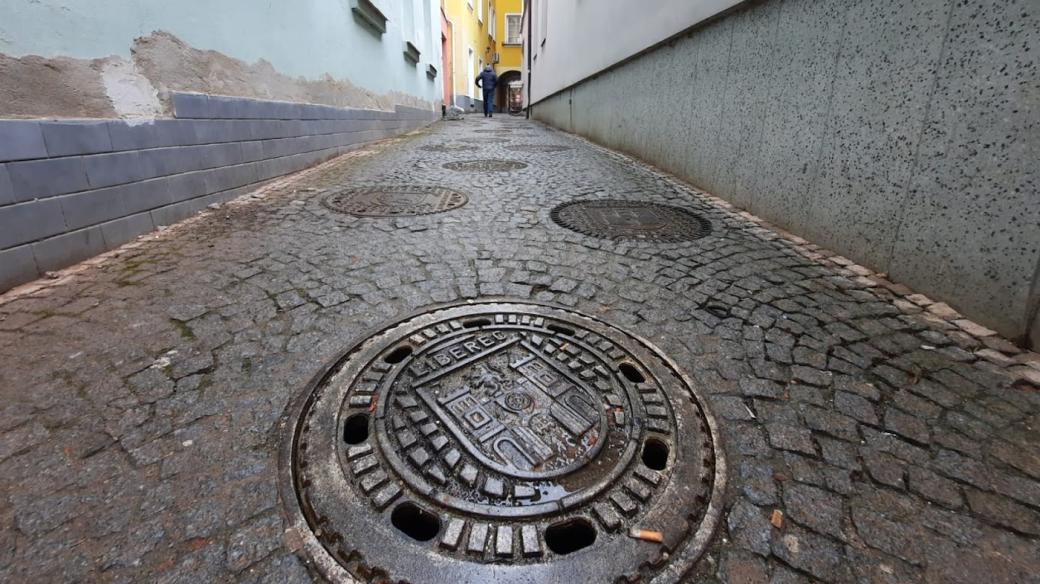 Úzký průchod z Pražské do Široké v Liberci zdobí asi sto kanálových poklopů z různých měst