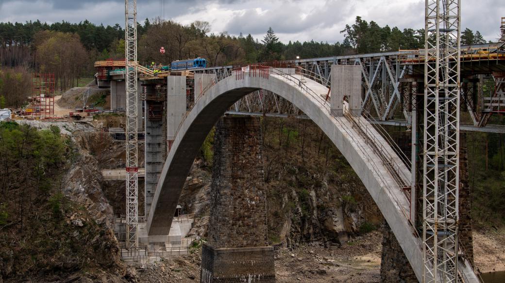 Nový mostní oblouk přes Orlík u Červené nad Vltavou