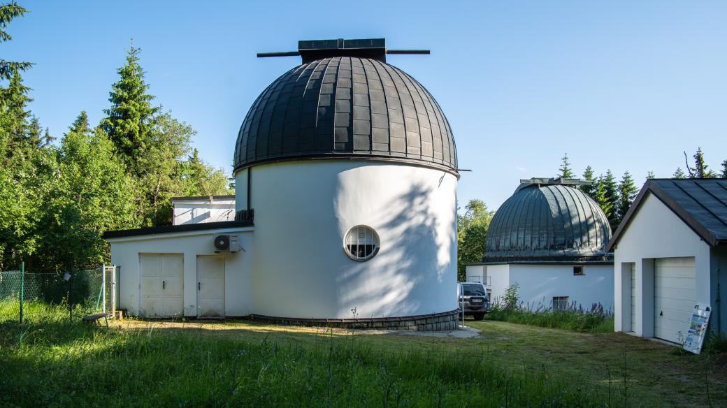 Observatoř na Kleti přední kopule ukrývá dalekohled KLENOT, díky němu snad nedopadneme jako dinosauři