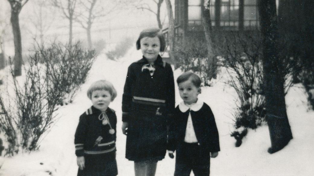 Hana Truncová v roce 1934 se sestrou Margitou a bratrancem Antonínem