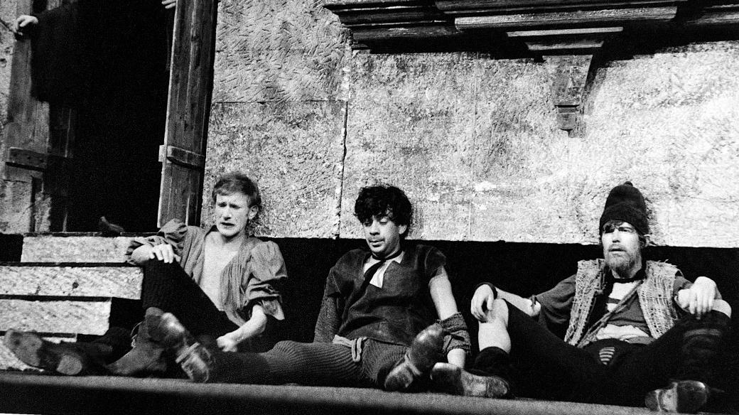 Jiří Hálek, František Husák, Petr Čepek a Jiří Hrzán v inscenaci Mandragora, 1965