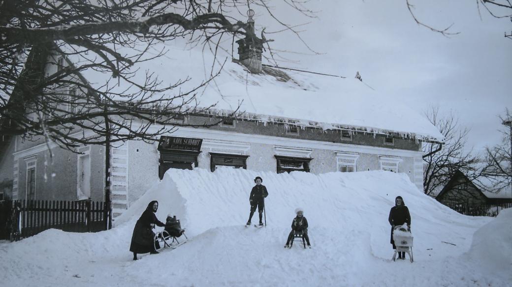 Kniha Deštné na historických fotografiích