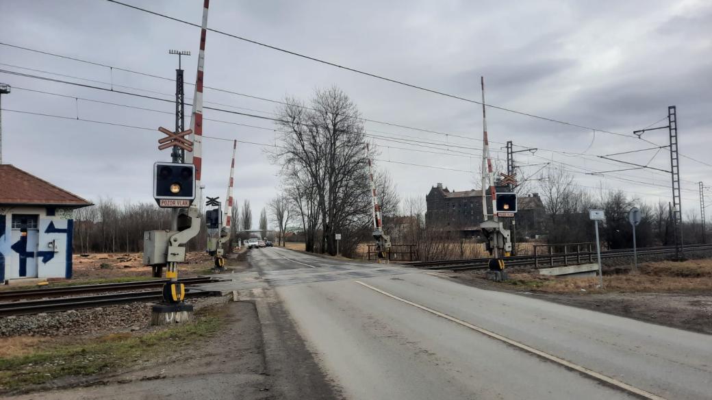 Dělníci kácí stromy u frekventovaného železničního přejezdu v Olomouci-Holici