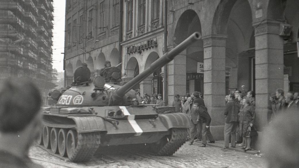 21. srpen 1968 v Liberci. Tank, lidé a zmatek před radnicí