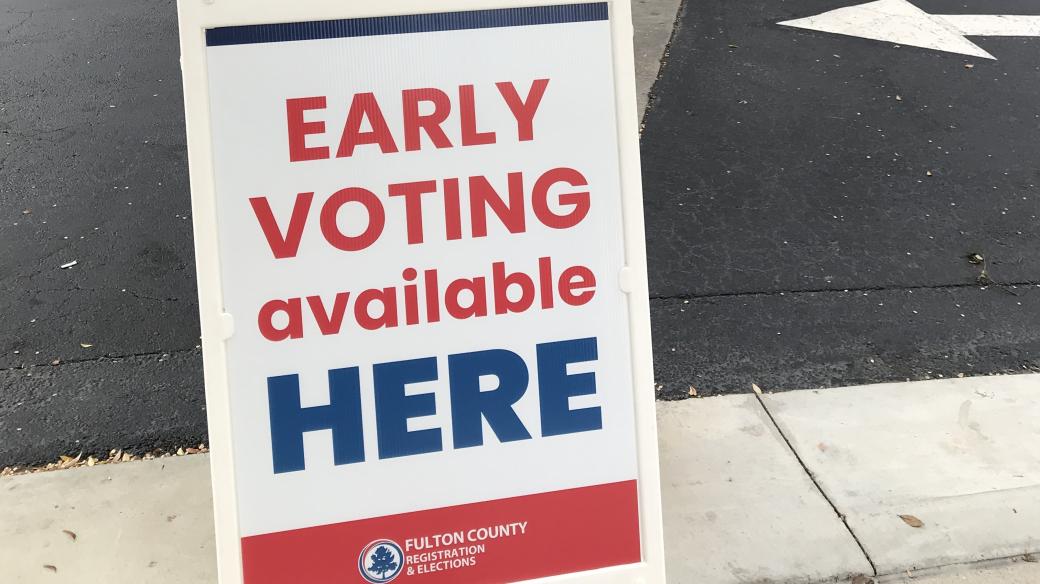 Volebním dnem je letos ve Spojených státech 8. listopad, ale hlasování už na mnoha místech začalo. Svůj hlas už v letošních kongresových volbách odevzdaly miliony lidí