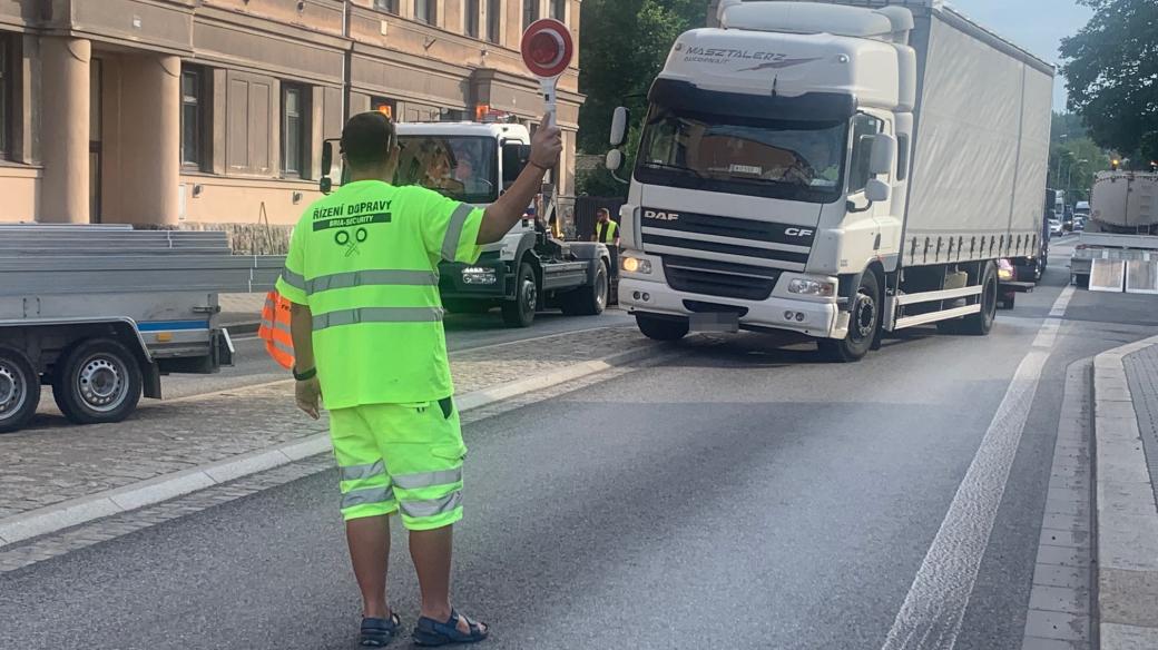 V Náchodě se do pátku opravuje povrch hlavního silničního tahu na Polsko