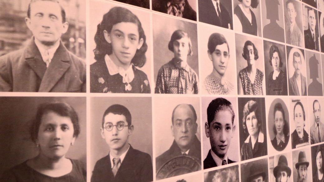 Detail stěny v muzeu s portréty mechelenských obětí holocaustu.