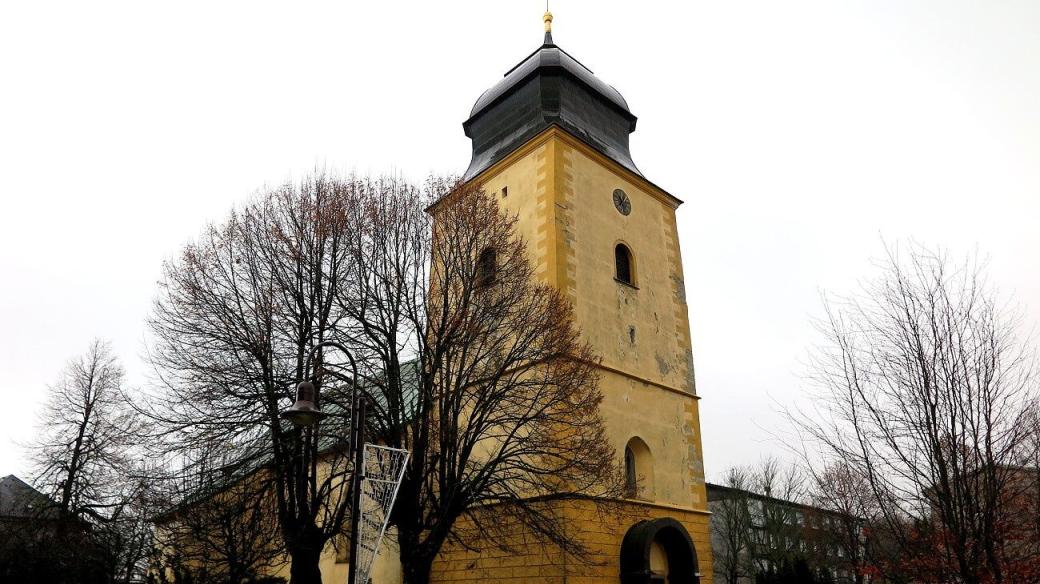 Naučná stezka začíná na náměstí v Přimdě u kostela svatého Jiří