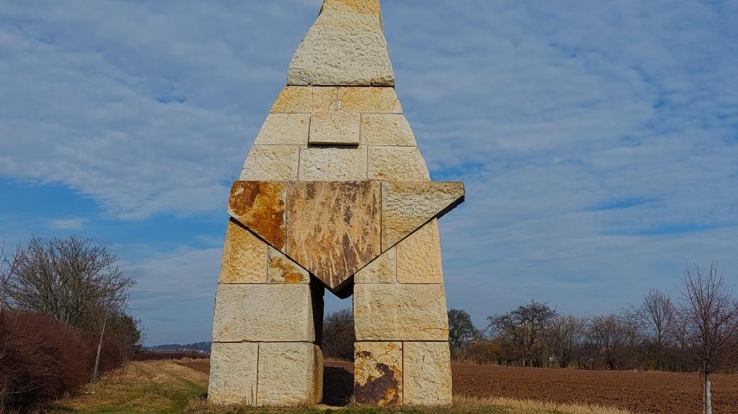 Obří trpaslík Kurt stojí na okraji Hořic