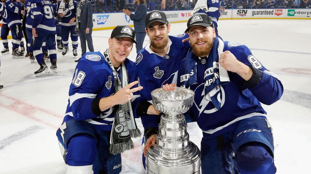 Hokejisté Tampy Bay Ondřej Palát, Jan Rutta a Erik Čerňák s pohárem Stanley Cupu