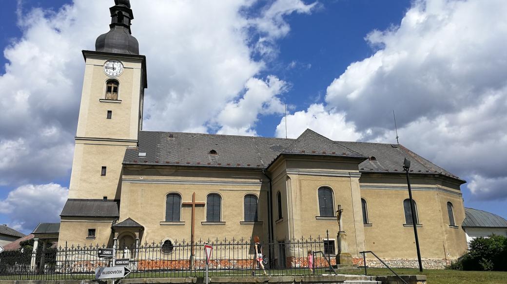 Kostel sv. Jiří je centrální stavbou bludovské návsi i s hrobkou Žerotínů pod kněžištěm