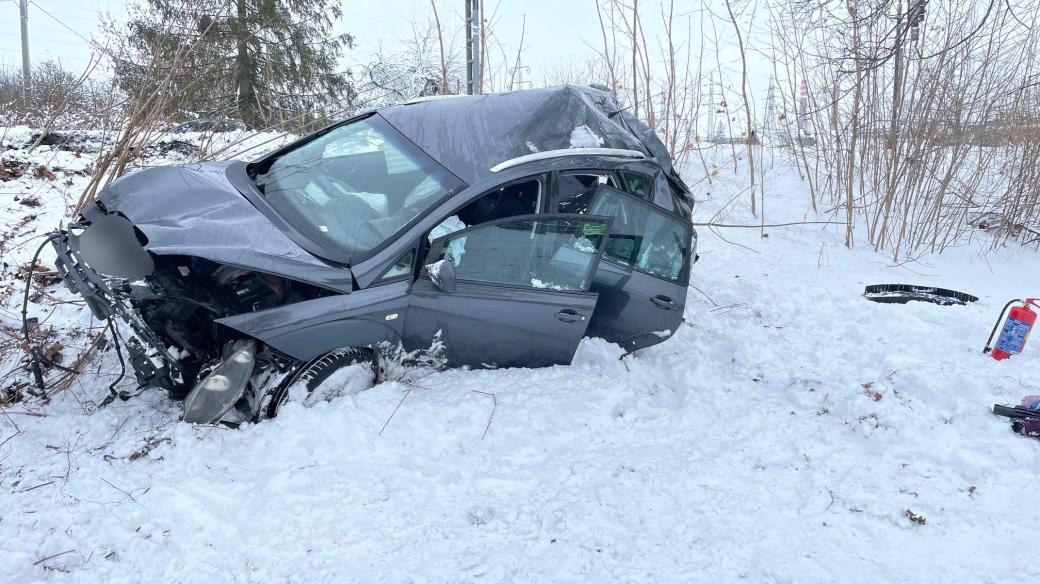 Zdemolované auto po srážce s rychlíkem