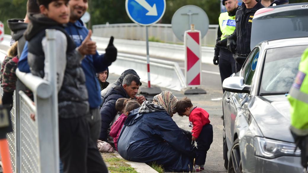 Zadržení migranti na česko-slovenském hraničním přechodu Lanžhot Brodské