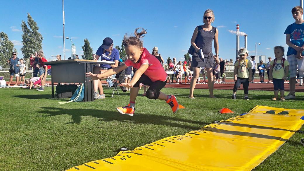 O atletiku mají děti v Plzni extrémní zájem. Na nábor atletického klubu AK Škoda Plzeň dorazilo 400 dětí. V areálu městského stadionu absolvovaly čtyři disciplíny