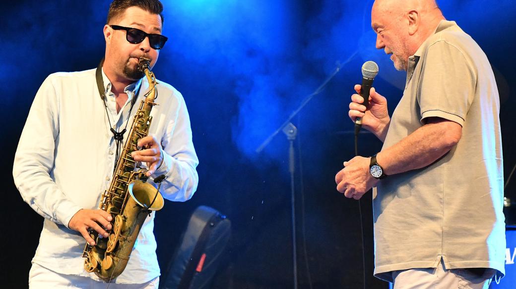 Saxofonista Radovan Tariška a zpěvák Peter Lipa