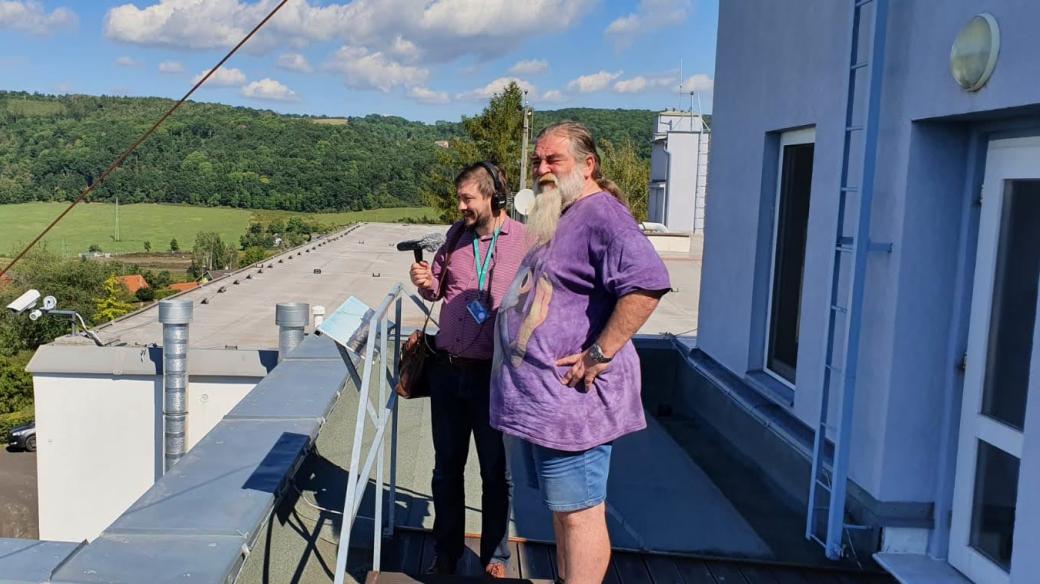 David Hamr a meteorolog Martin Novák na střeše ústeckého „hydráku"