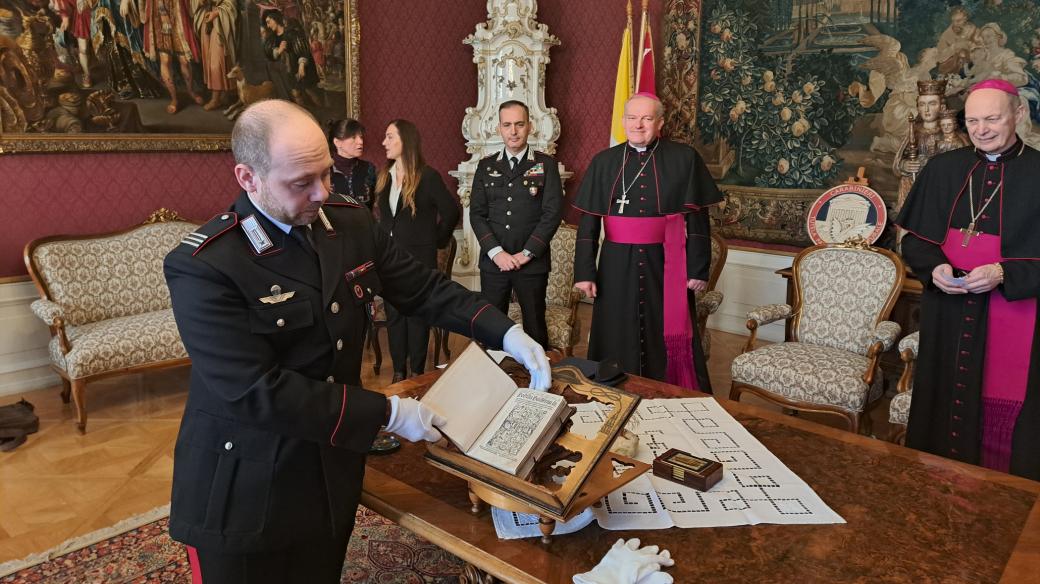 Zástupce italské policie přivezl zpět do Olomouce 80 let ztracenou historickou knihu z 16. století