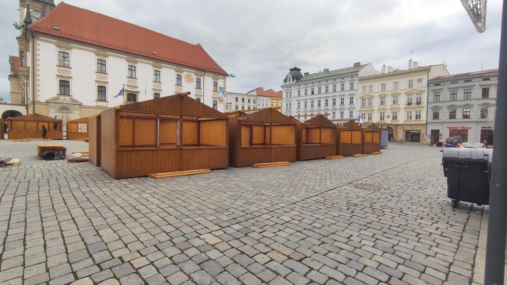 V centru Olomouce už jsou první letošní vánoční ozdoby. Připravují se už i stánky pro trhy