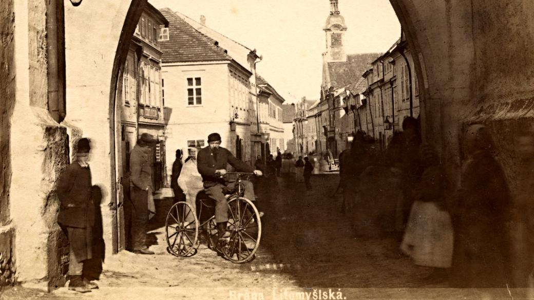 V oblouku Litomyšlské brány ve Vysokém Mýtě sedí na kostitřasu kovář Václav Hladík