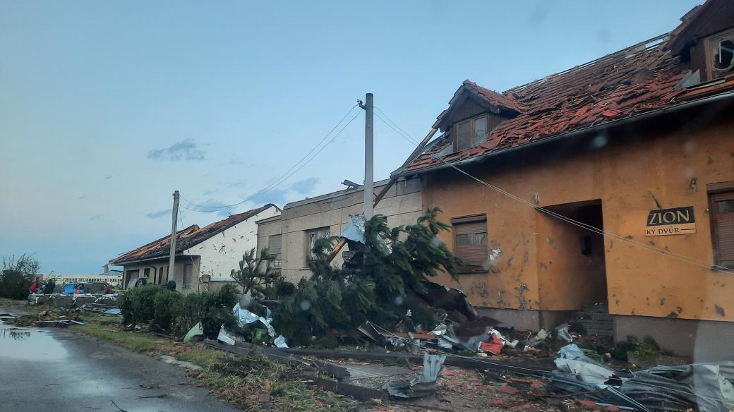 I zde jsou poničené domy, popadané stromy. Místo vypadá jako po výbuchu